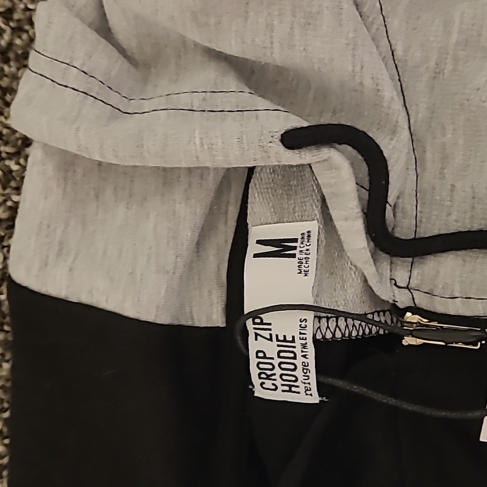Refuge Cropped hoddie